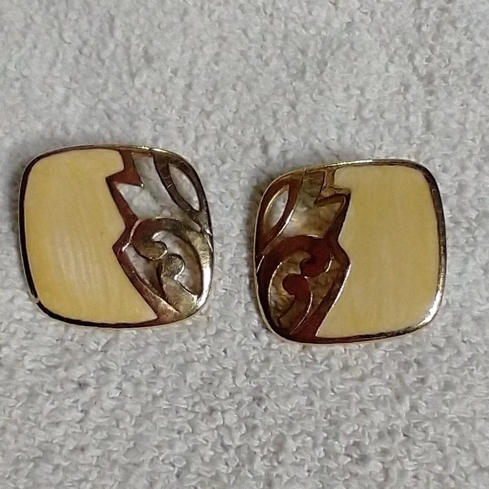 Goldtone cream pierced Square large only has 1 back earrings
